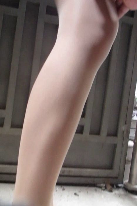 [大忽悠买丝袜街拍视频]ID0356 2012 9.30更新【忽悠】长腿肉丝空姐装美女家楼道试穿丝袜CD袜裆