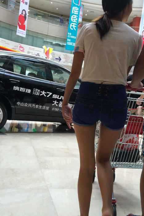 [街拍视频]00354超性感紧身牛仔热裤肉丝美少妇和她男人逛车展