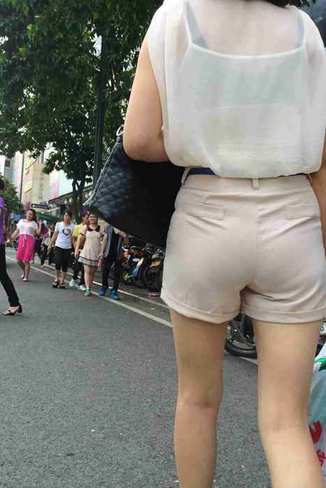[街拍视频]00417风情短发短裤美女