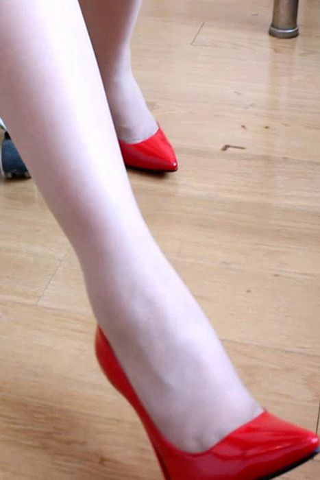 红色高跟鞋肉丝裤袜最真实的性感[细高跟视频]ID0081 Vivian的亮红色经典款高跟船鞋.mp4