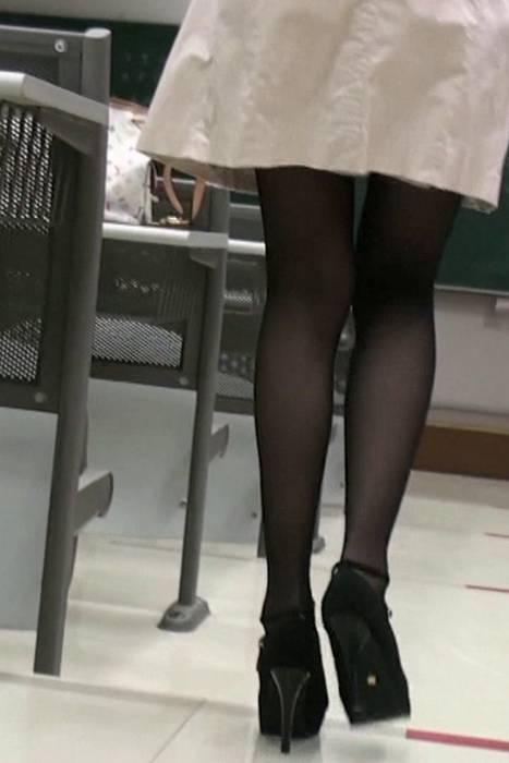 [学院私拍高清视频]ID0042 你的阿桑 (19)教室里学生妹性感丝袜私拍